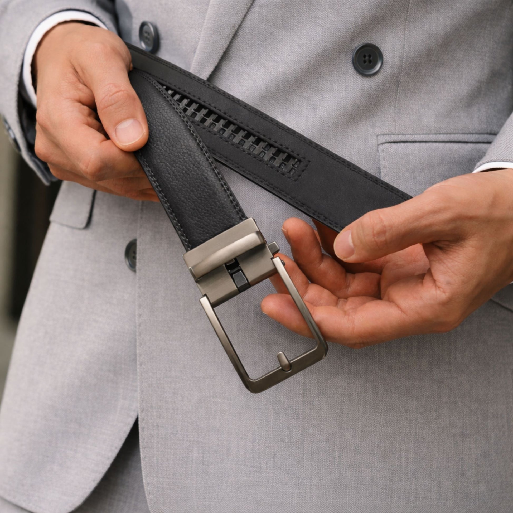 Dettaglio fibbia ZenFit sistema di regolazione continua senza fori cintura VOLTA ZENTA